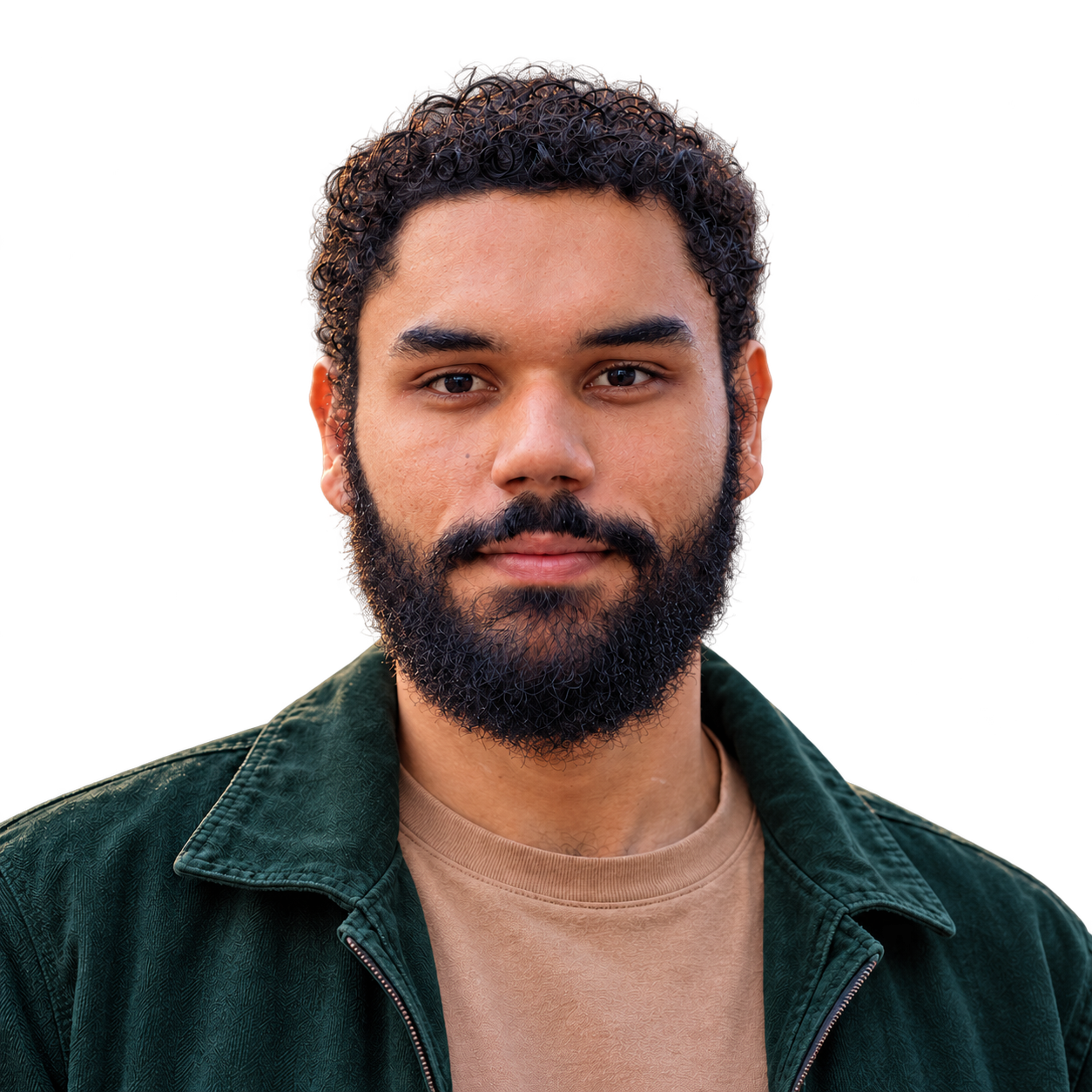 Retrato de Quemuel Felipe com jaqueta verde-floresta e camiseta marrom clara.